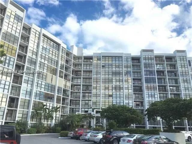 800 Parkview Dr # 1018, Hallandale Beach FL 33009