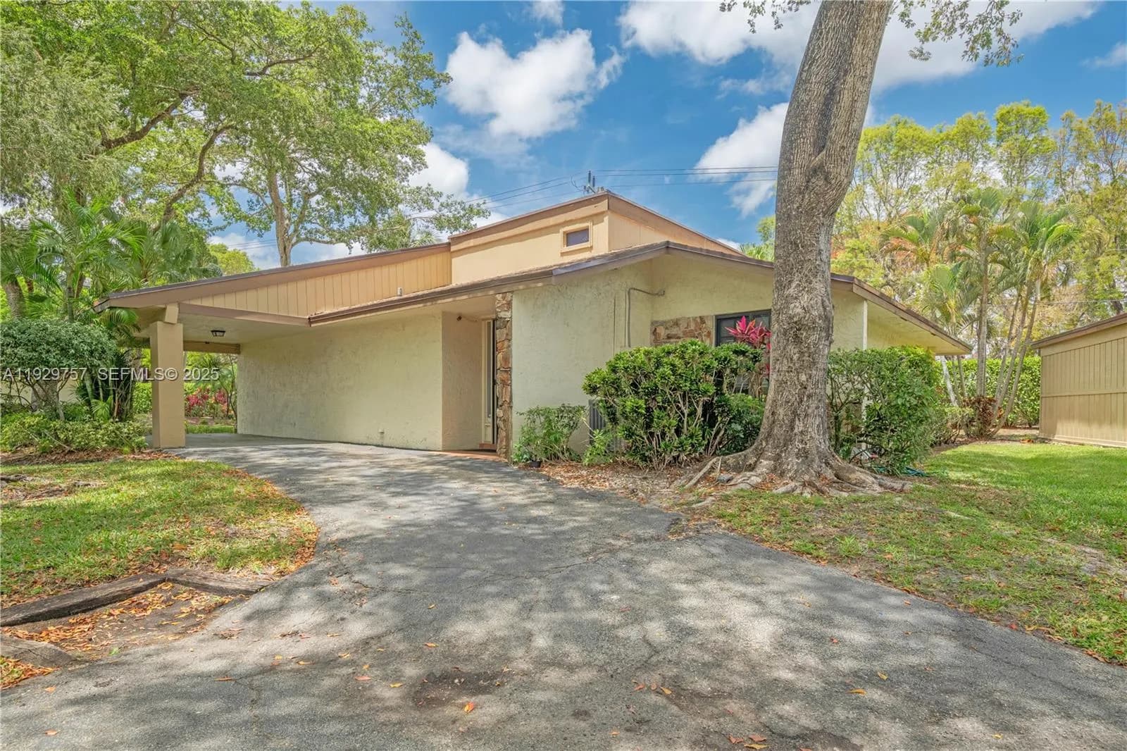 3 bedroom 2 bath for sale at 8097 Royal Palm Cir, Tamarac FL 33321