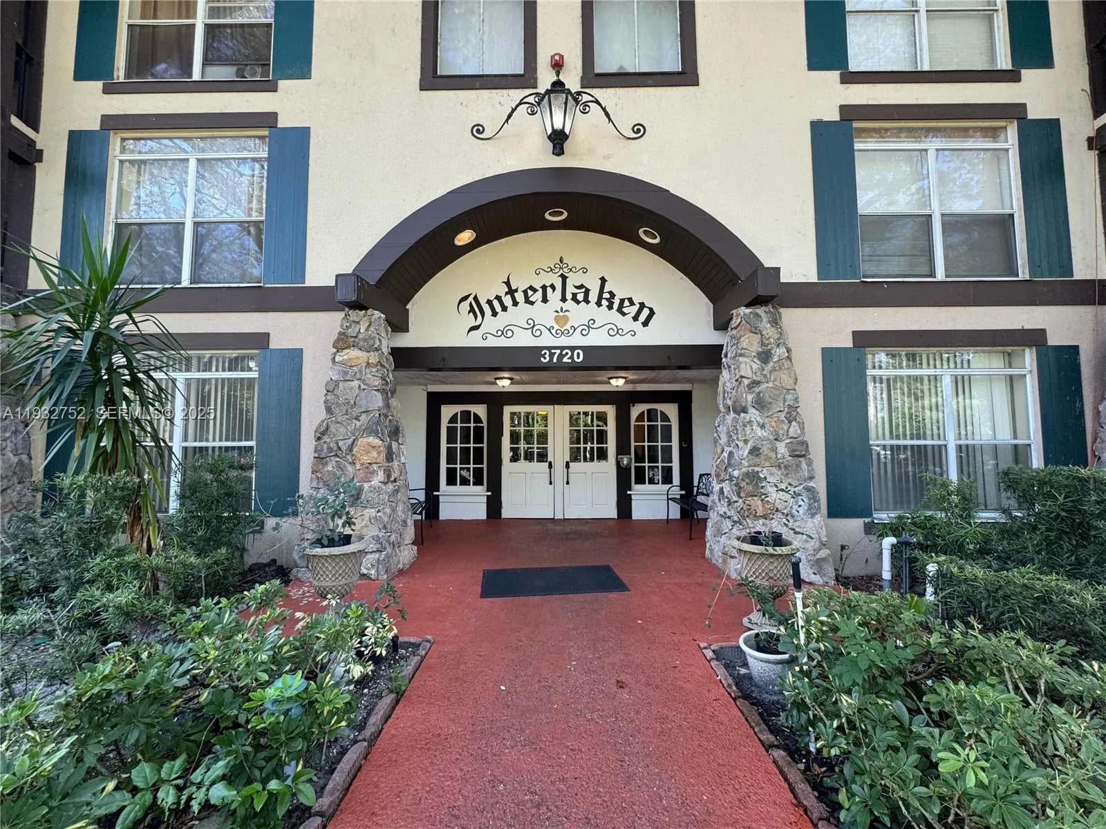 3720 Inverrary Dr # 1N, Lauderhill FL 33319