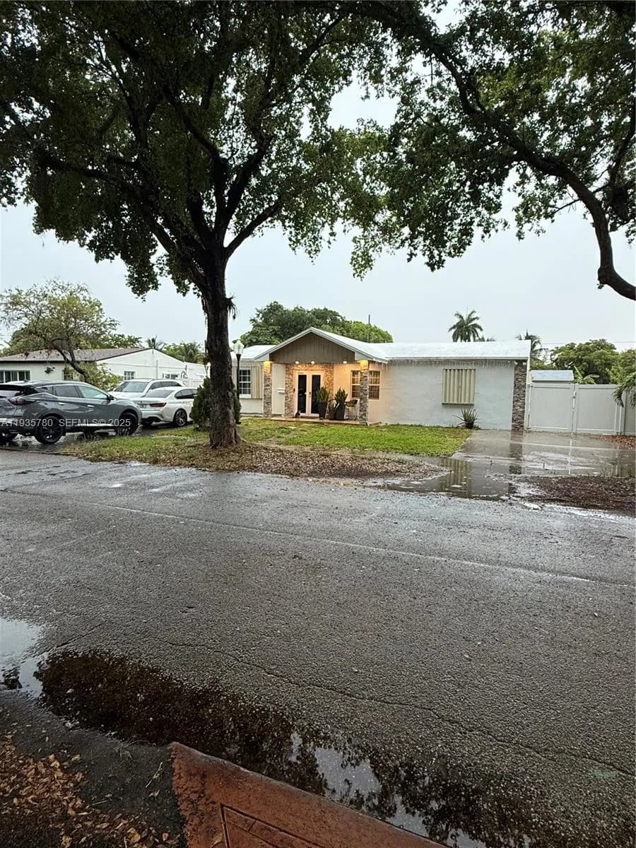 1031 NE 142nd St, North Miami FL 33161