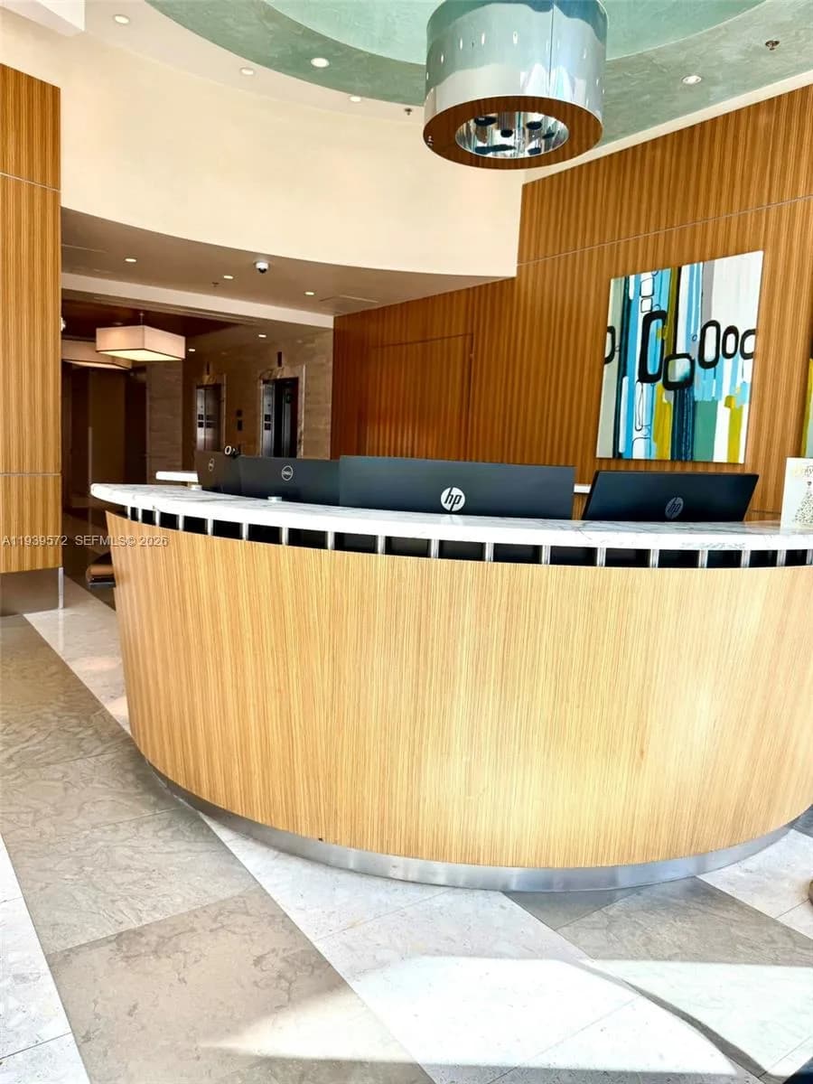 175 SW 7th St, Miami FL 33130