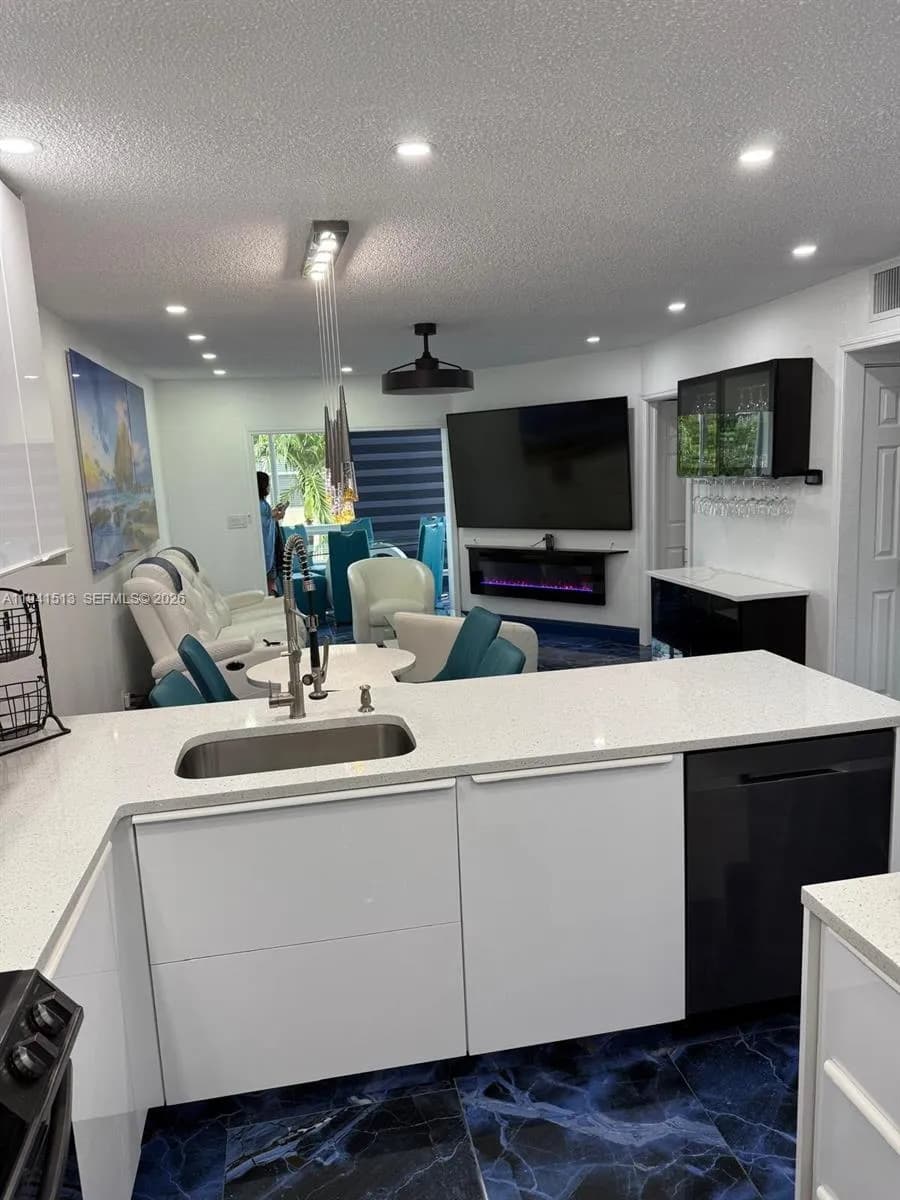 5121 W Oakland Park Blvd # 212, Lauderdale Lakes FL 33313