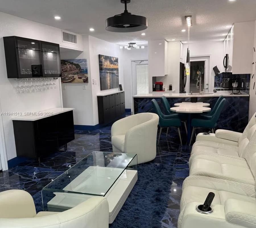 5121 W Oakland Park Blvd # 212, Lauderdale Lakes FL 33313