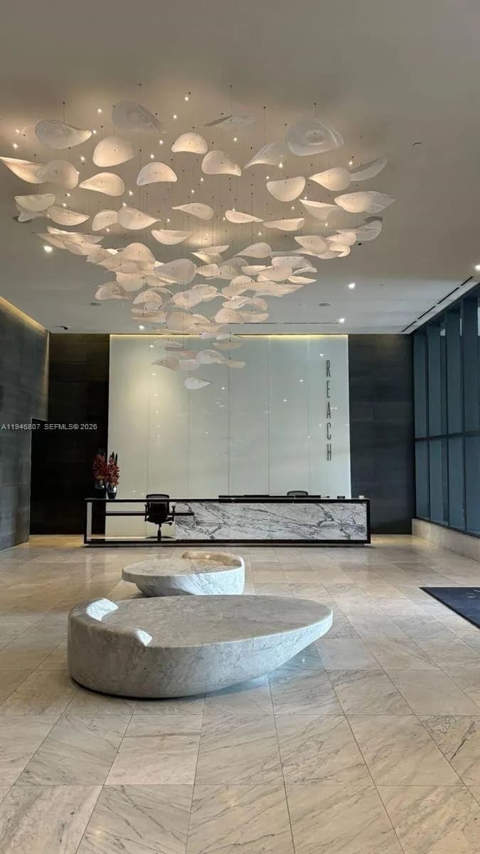 68 SE 6 # 2504, Miami FL 33131