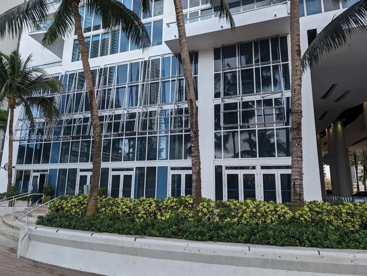 175 SW 7th St, Miami FL 33130