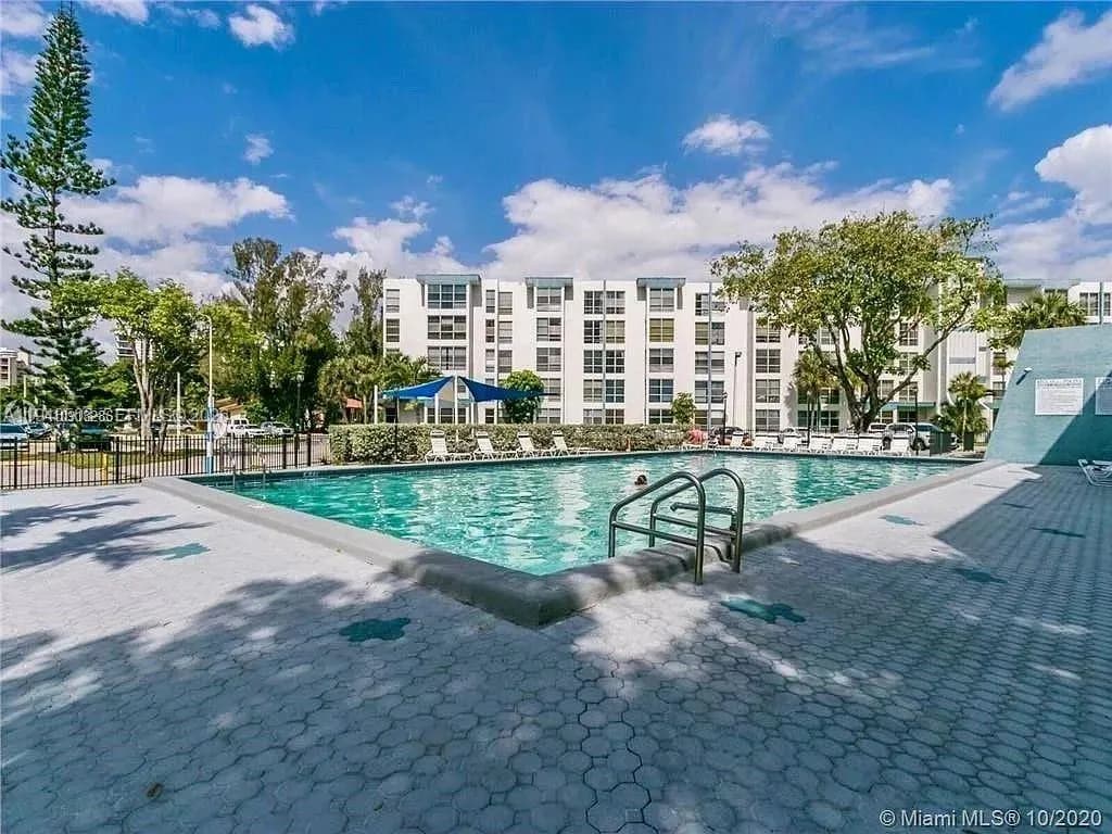 1 bedroom 1 bath for sale at 17570 Atlantic Blvd # 105, Sunny Isles Beach FL 33160