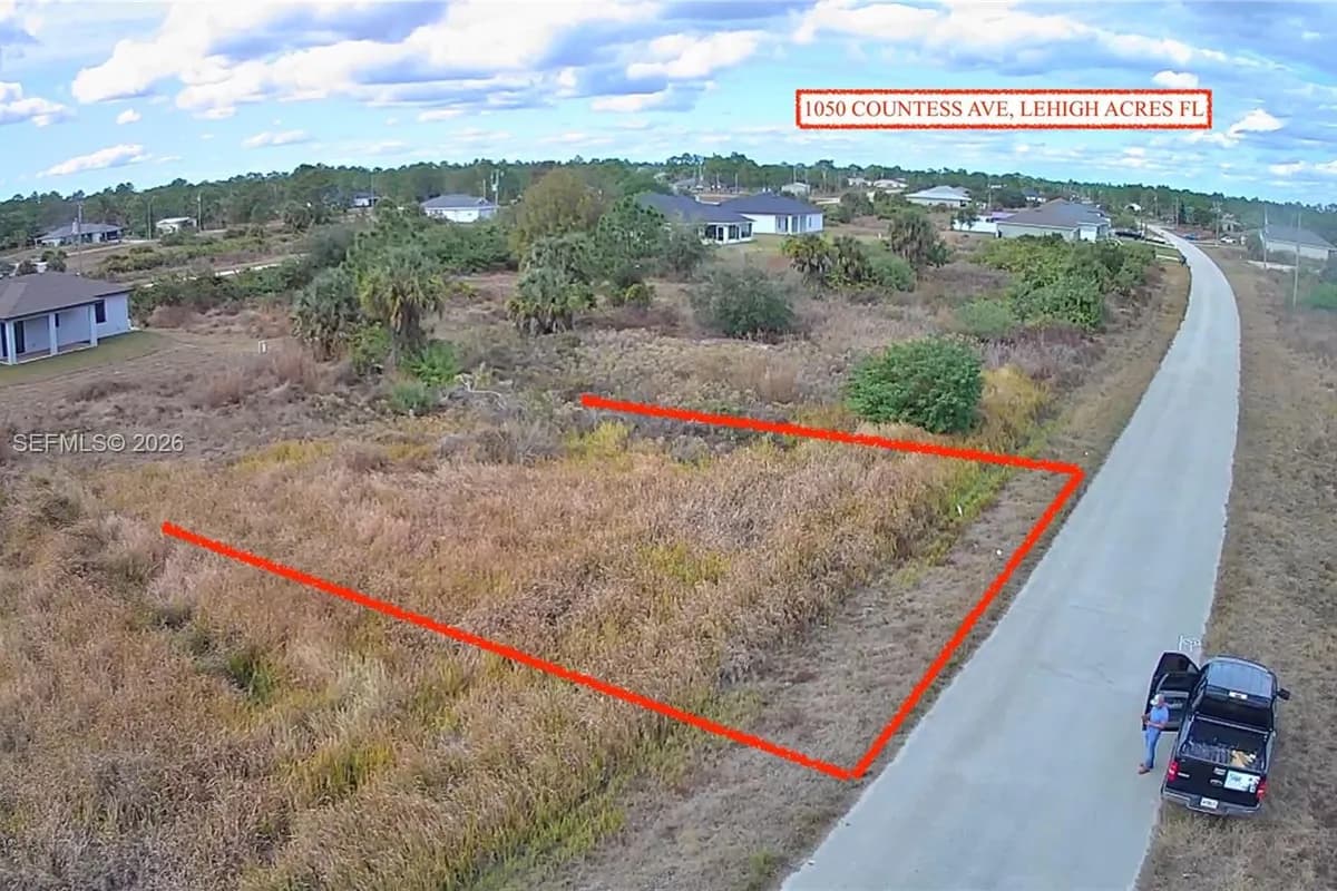 1050 Countess Ave, Lehigh Acres FL 33974