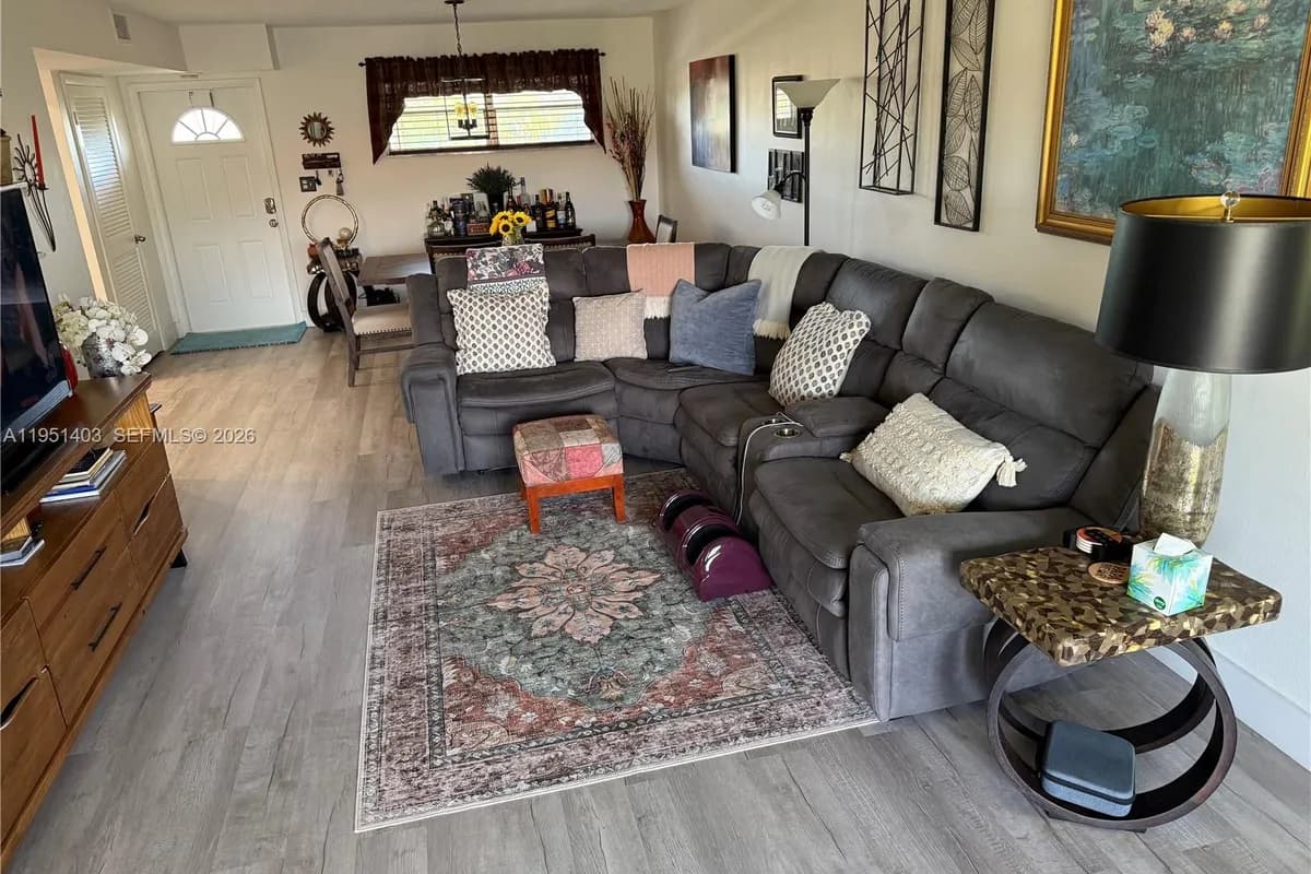 8911 S Hollybrook Blvd # 305, Pembroke Pines FL 33025