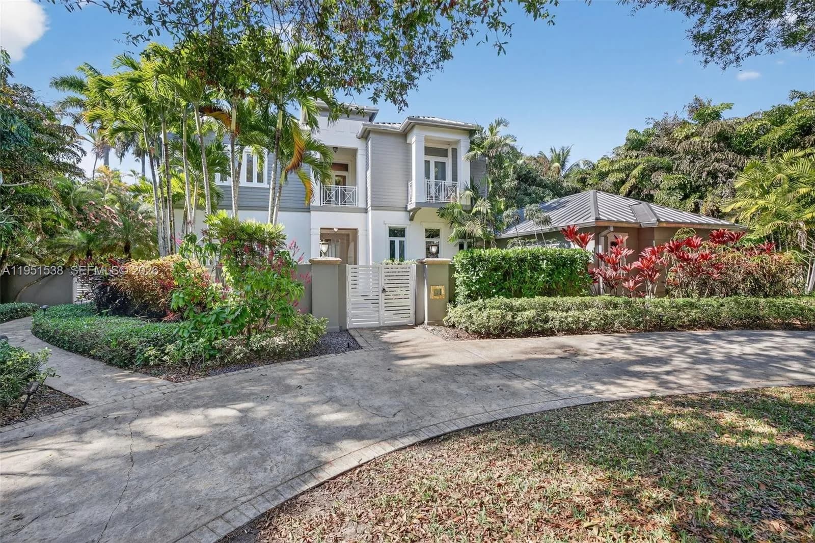 101 Holly Ln, Plantation FL 33317