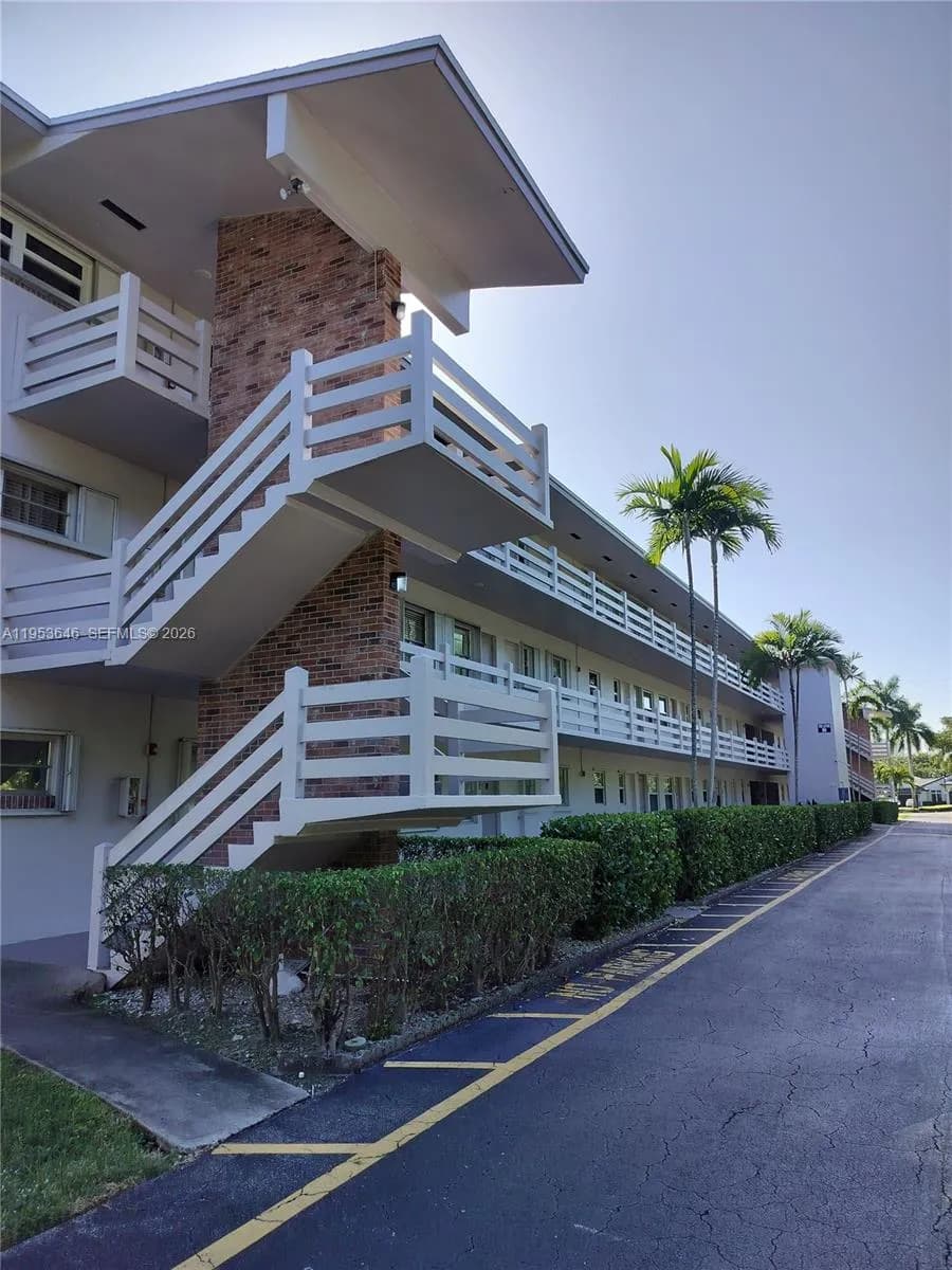 1 bedroom 1 bath for sale at 700 Layne Blvd # 214, Hallandale Beach FL 33009