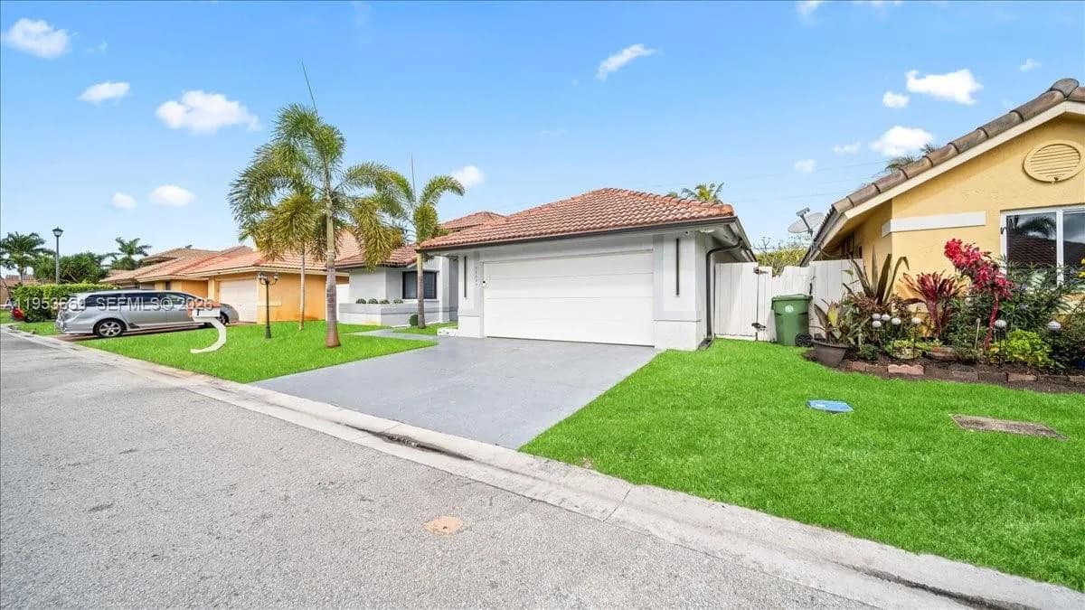 11611 SW 9th Ct, Pembroke Pines FL 33025