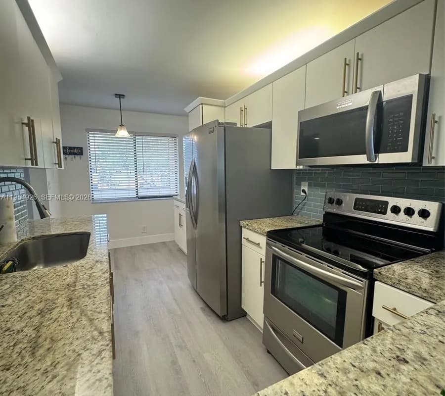 163 Lakeview Dr # 204, Weston FL 33326