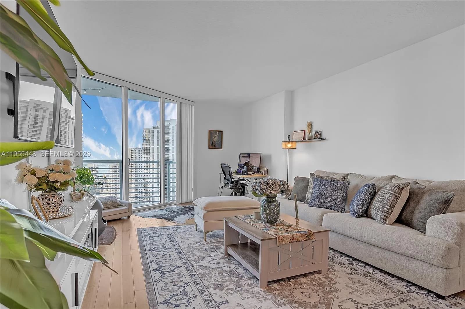 325 S BISCAYNE BL # 3117, Miami FL 33131