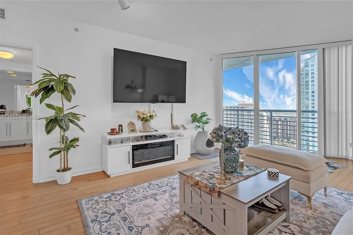 325 S BISCAYNE BL # 3117, Miami FL 33131