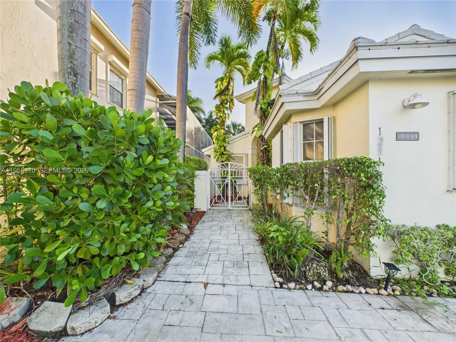 1251 E Wilshire Cir E, Pembroke Pines FL 33027