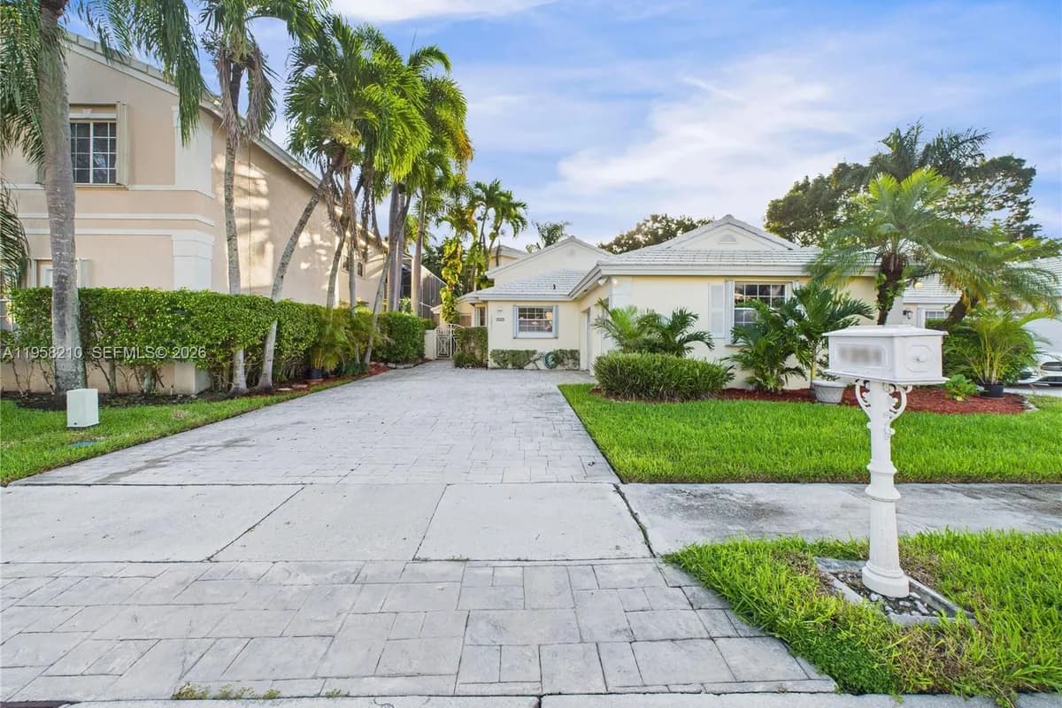 1251 E Wilshire Cir E, Pembroke Pines FL 33027