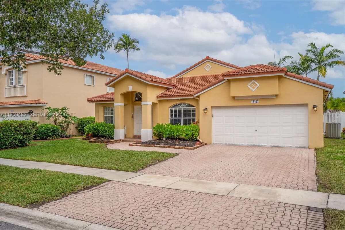 18427 NW 9th Ct, Pembroke Pines FL 33029