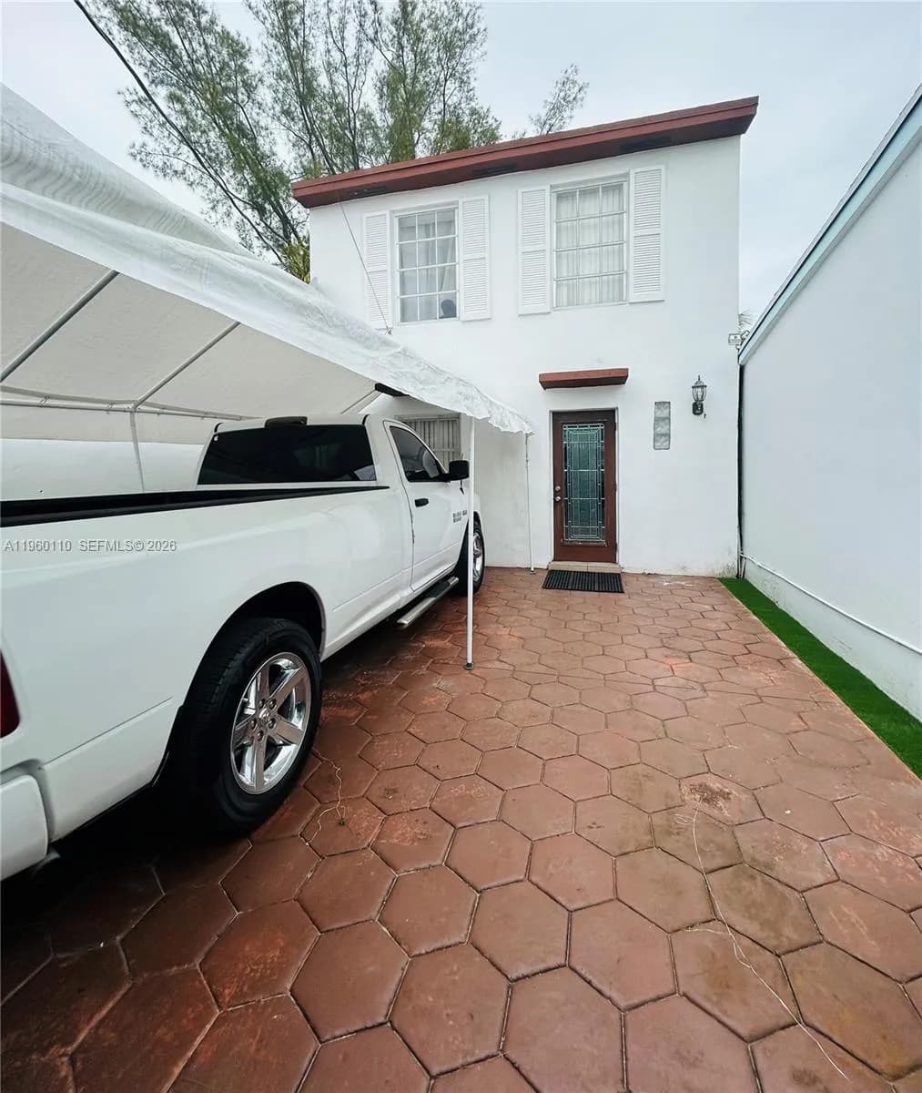 1589 W 73rd St, Hialeah FL 33014