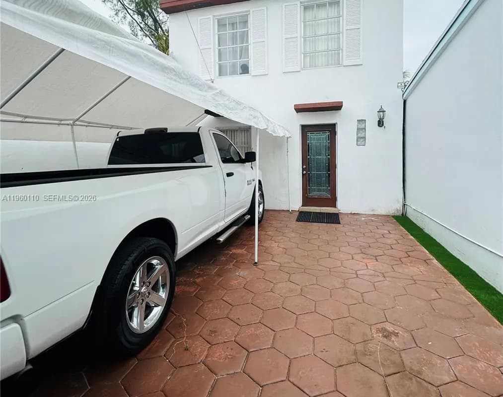 1589 W 73rd St, Hialeah FL 33014