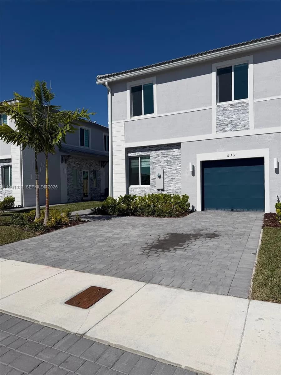 679 SE 13th St Cir, Homestead FL 33034