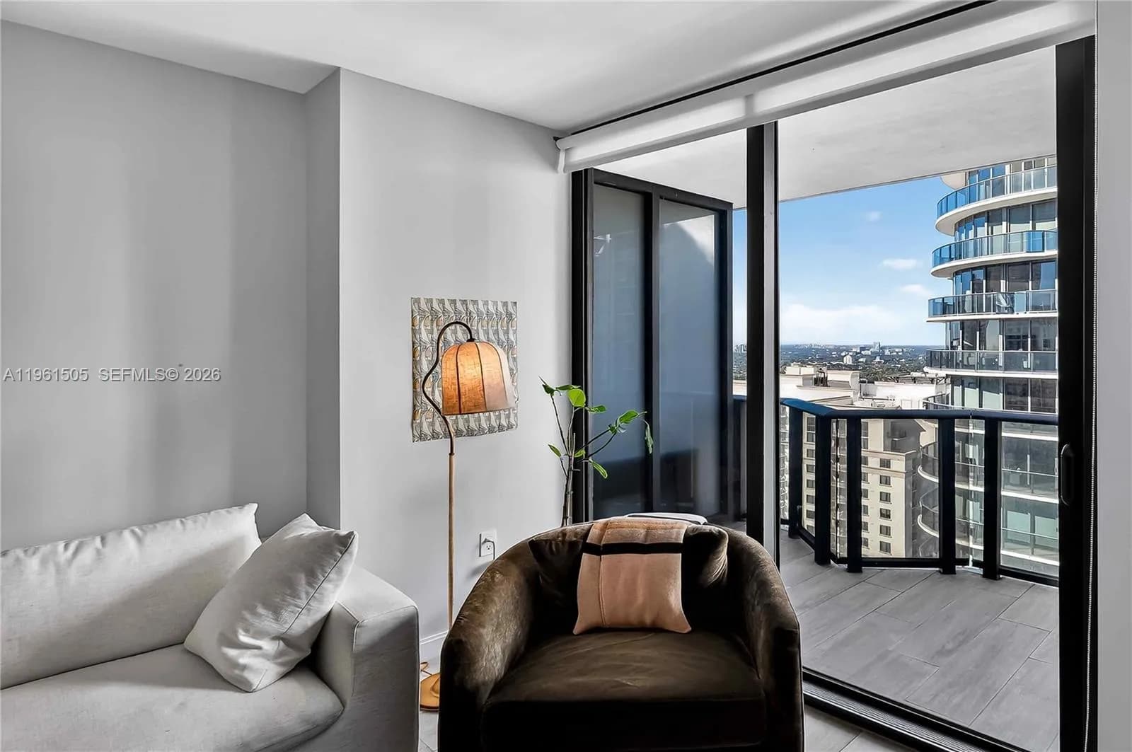 45 SW 9th St # 3807, Miami FL 33130