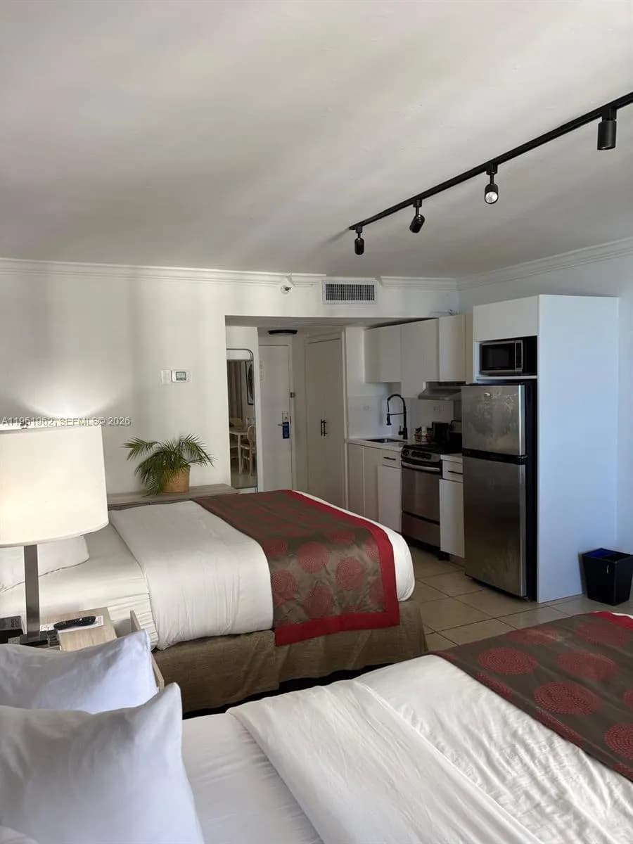 1 bath for sale at 19201 Collins Ave # 820, Sunny Isles Beach FL 33160