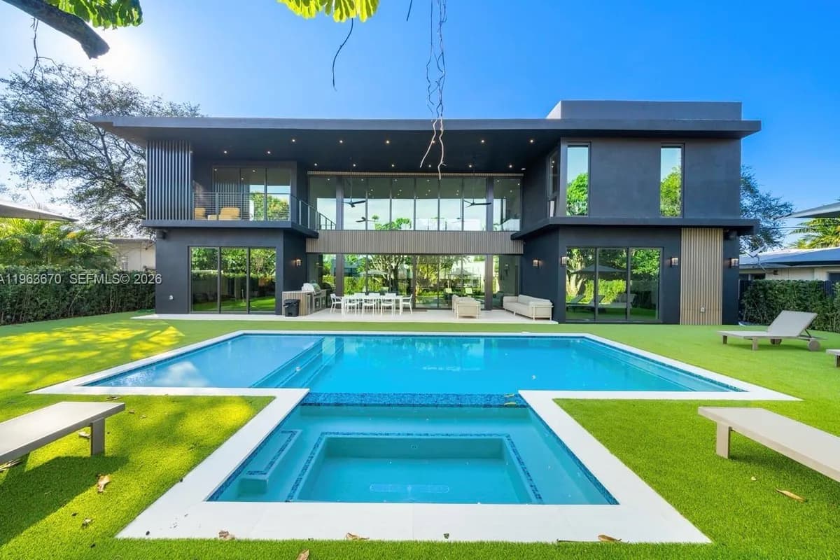 19701 NE 21st Ct, Miami FL 33179