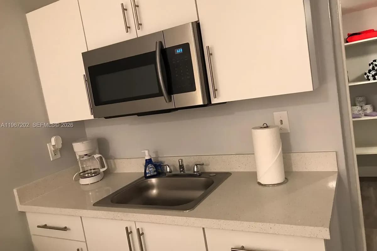 26 Diplomat Pkwy # 2215, Hallandale Beach FL 33009