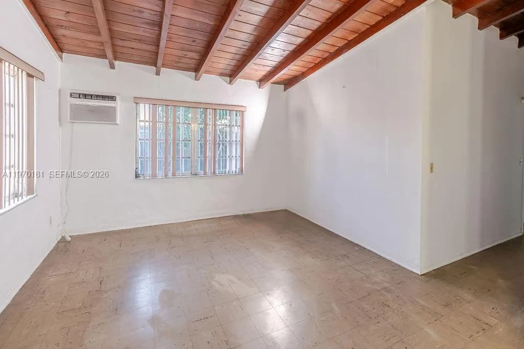 670 SE 1st St, Hialeah FL 33010