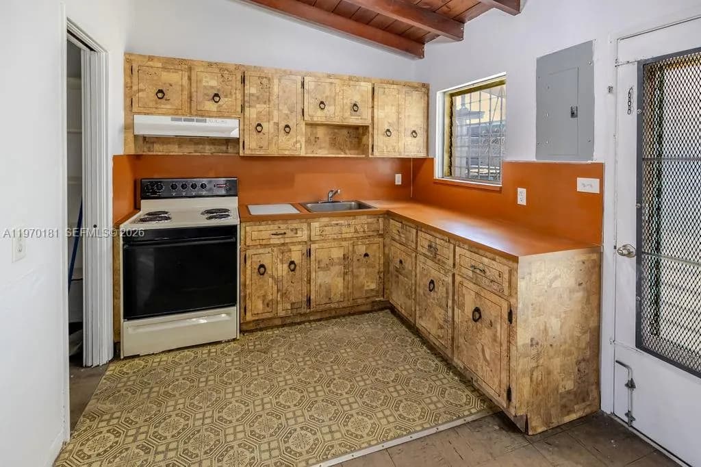 670 SE 1st St, Hialeah FL 33010