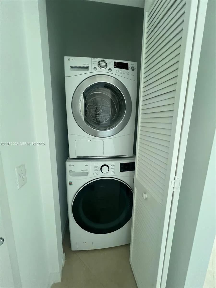 300 S Biscayne Blvd # 3907, Miami FL 33131