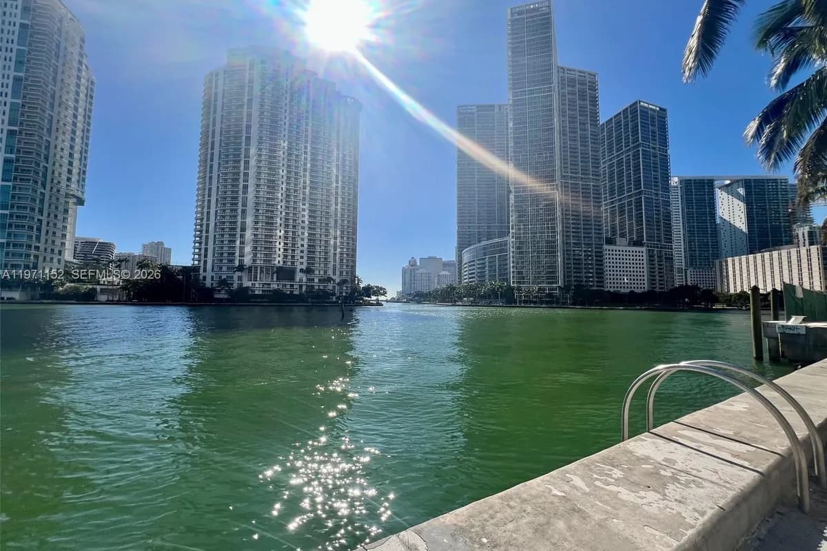 300 S Biscayne Blvd # 3907, Miami FL 33131