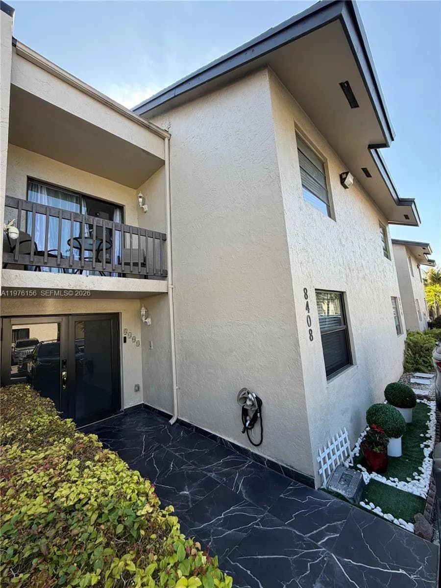 8408 NW 8th St # 8408, Miami FL 33126