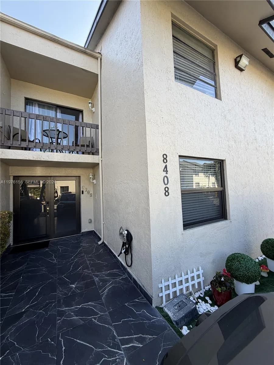 8408 NW 8th St # 8408, Miami FL 33126