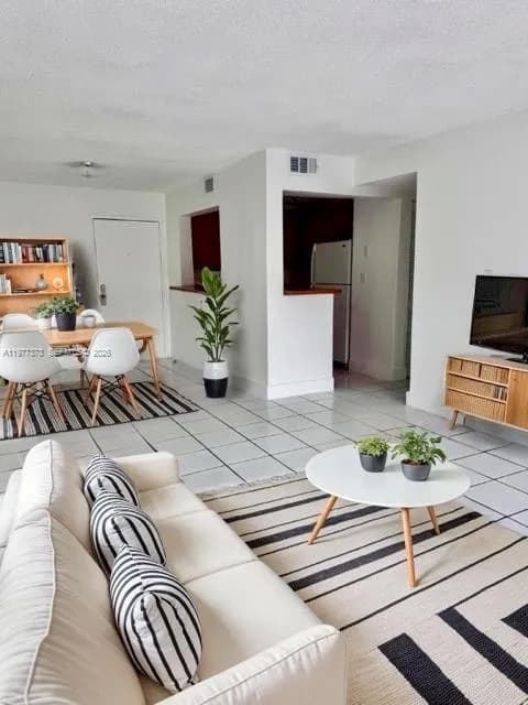 9678 Fontainebleau Blvd # 111, Miami FL 33172