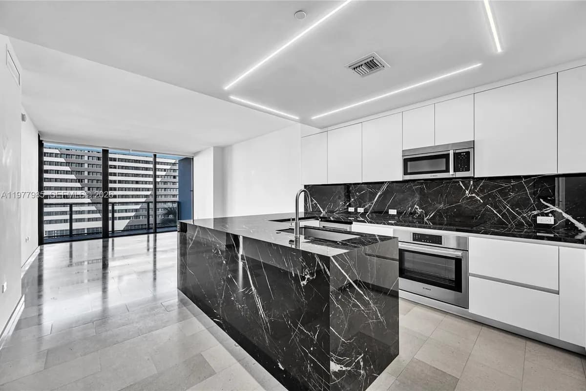 88 SW 7th St # 806, Miami FL 33130