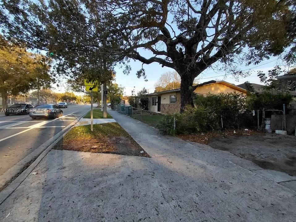 1262 NW 46th St, Miami FL 33142