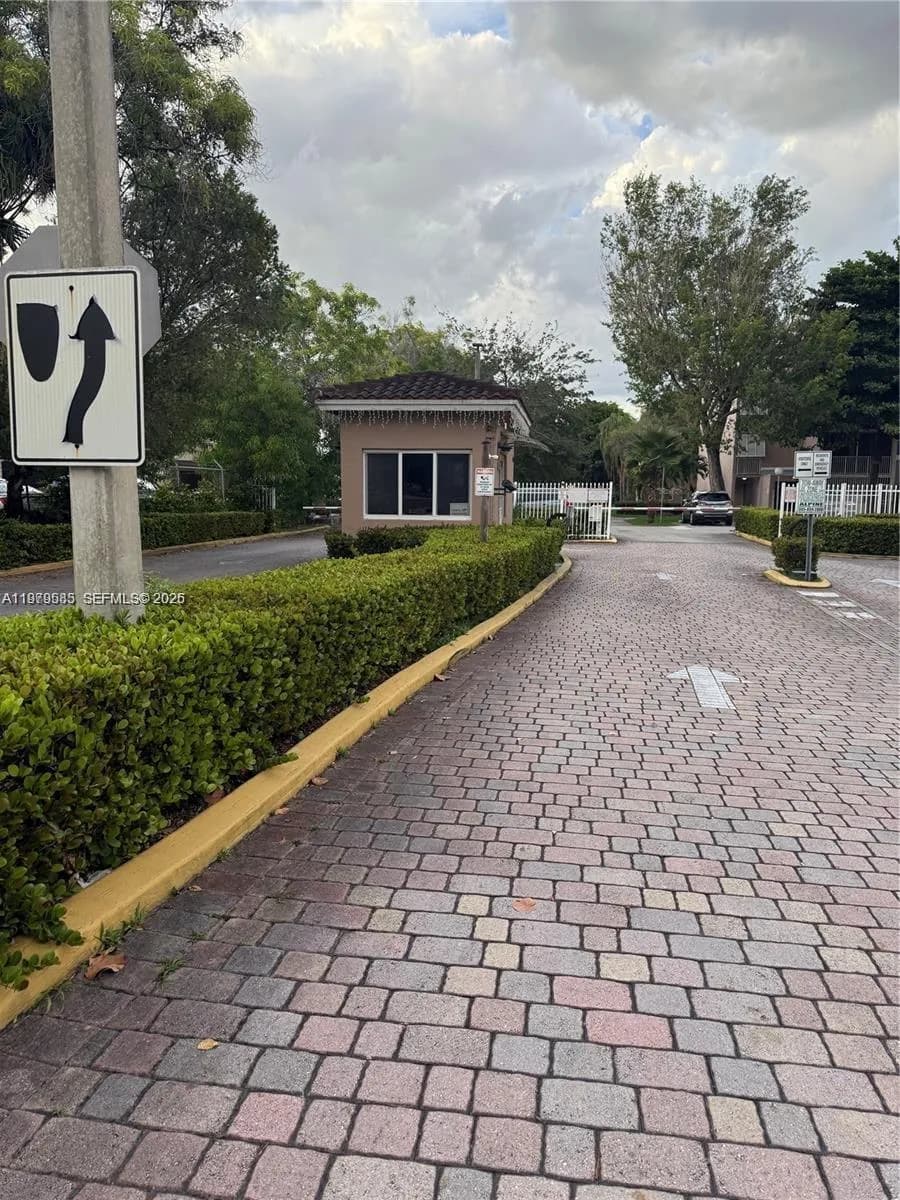 8405 NW 8th St # 304, Miami FL 33126