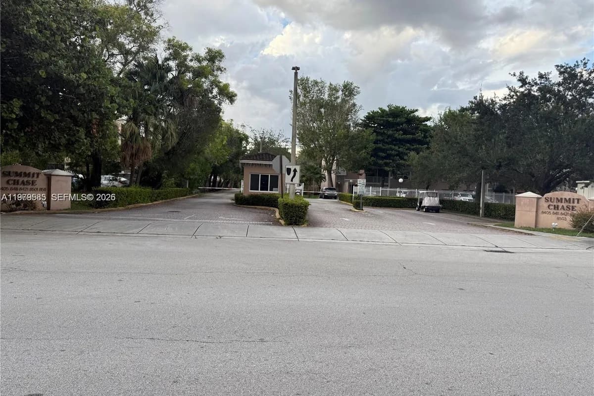 8405 NW 8th St # 304, Miami FL 33126