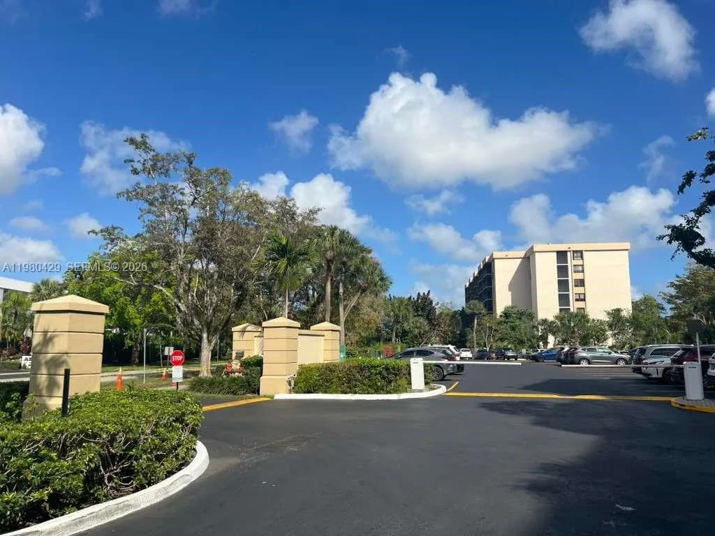 800 NE 195th St # 501, Miami FL 33179