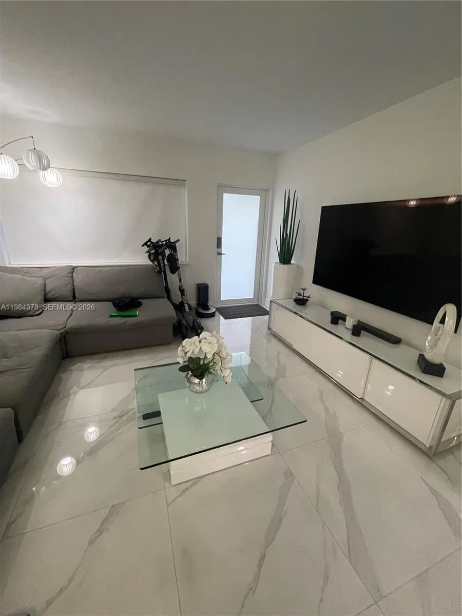926 Michigan Ave # 3, Miami Beach FL 33139