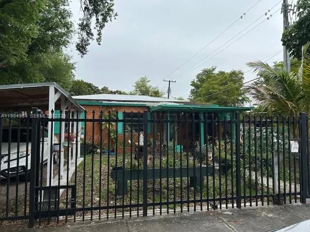 2490 NW 59th St, Miami FL 33142
