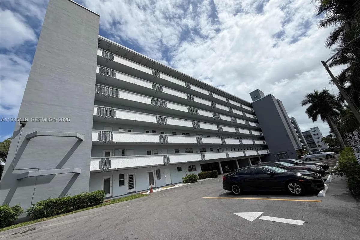 1000 NE 14th Ave # 201, Hallandale Beach FL 33009