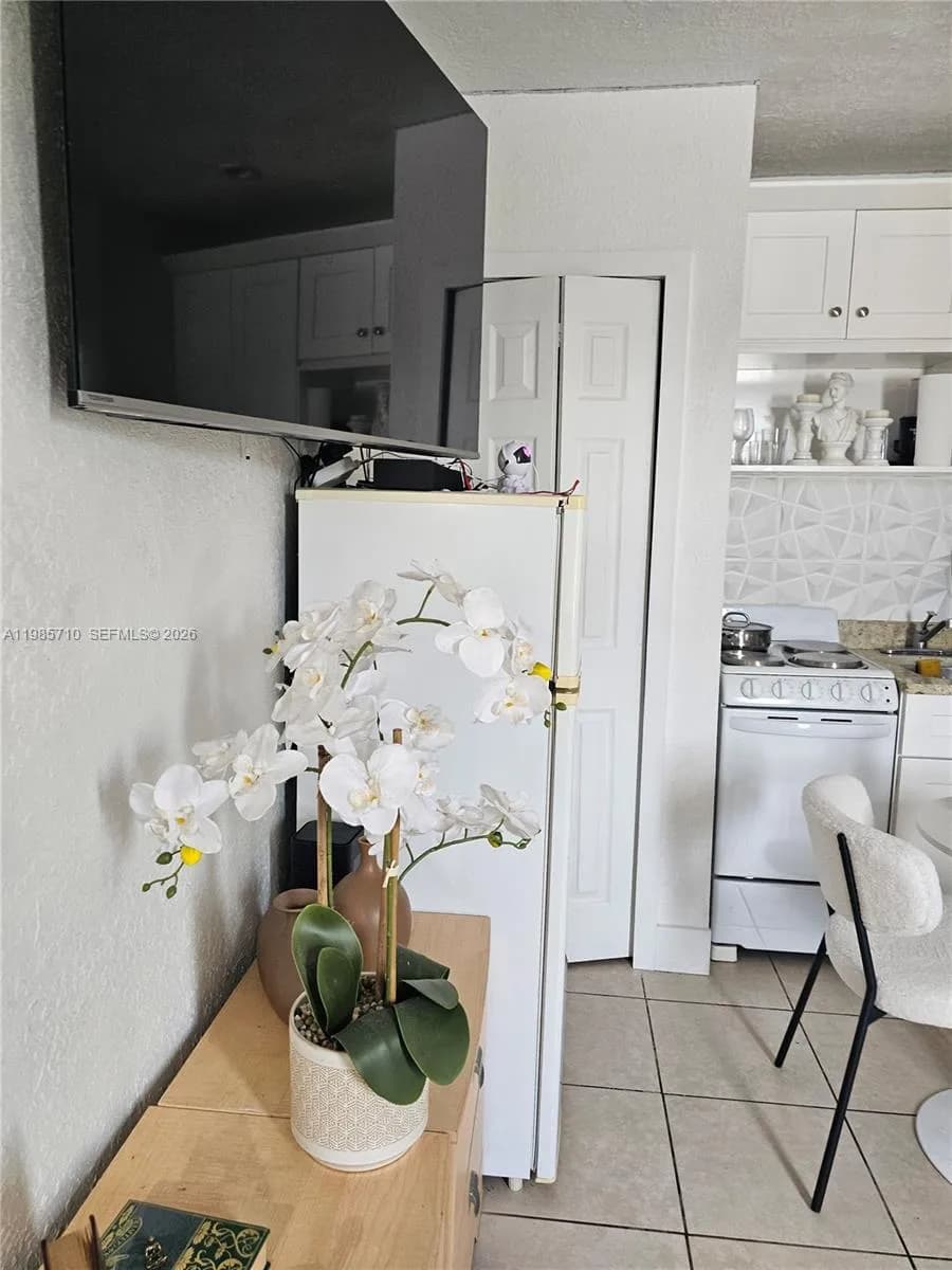 2513 SW 10th St # 8, Miami FL 33135