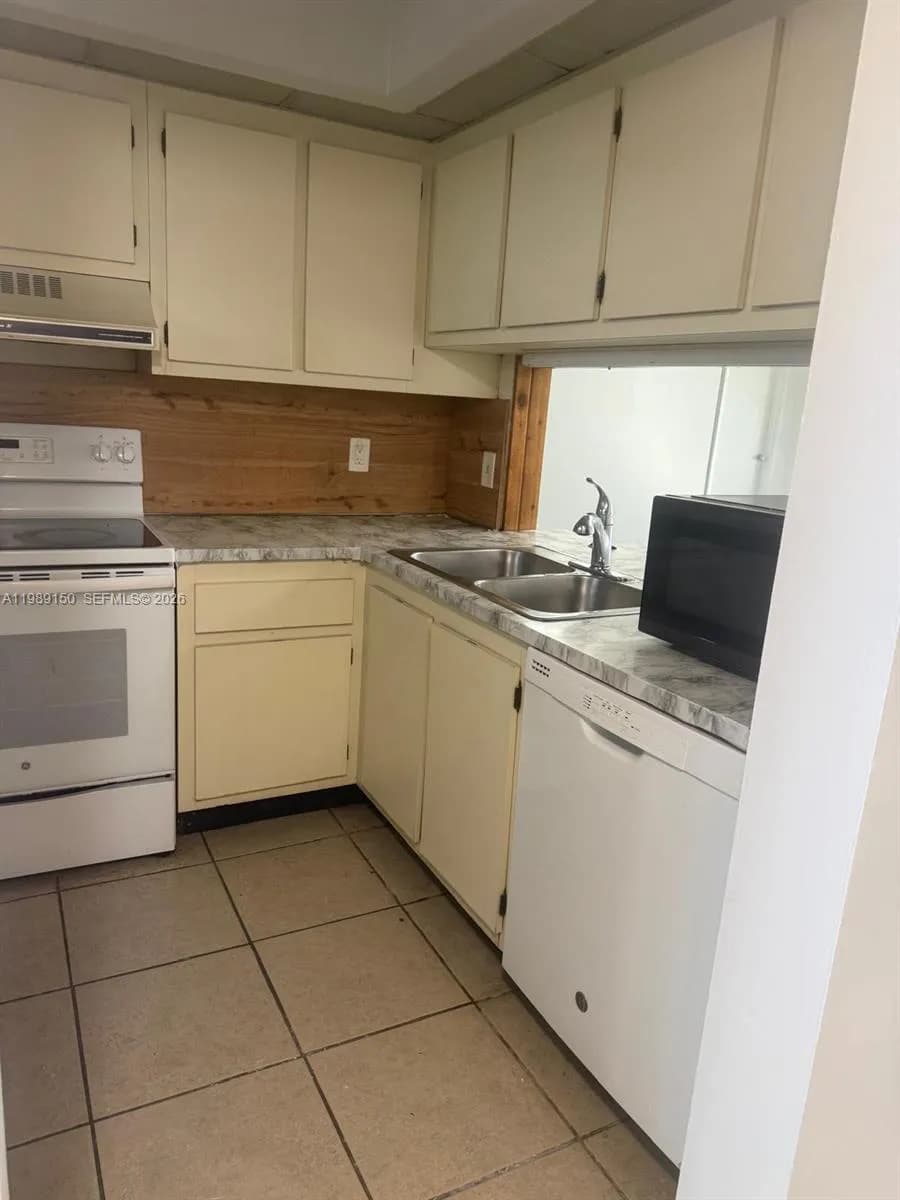 109 Lake Emerald Dr # 102, Oakland Park FL 33309