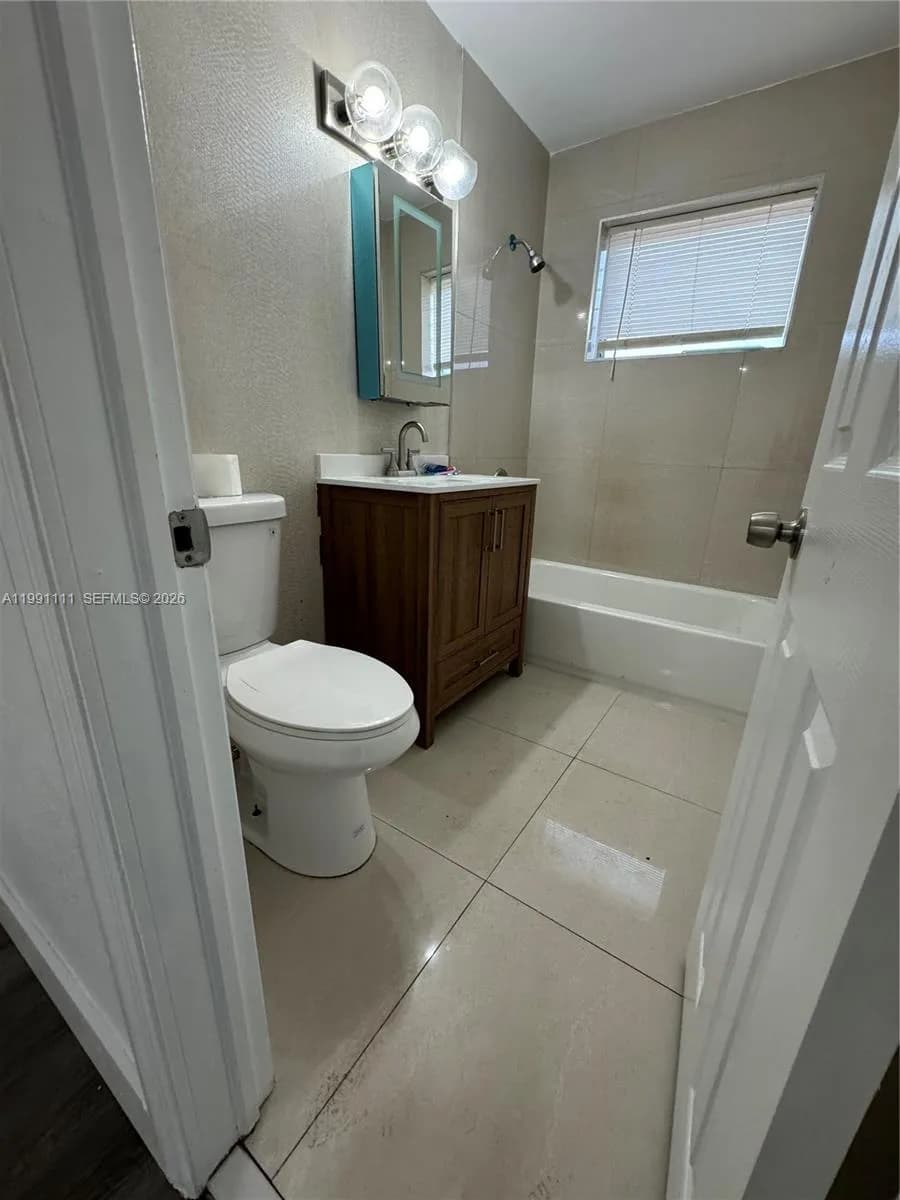 1086 NW 110th St # 1, Miami FL 33168