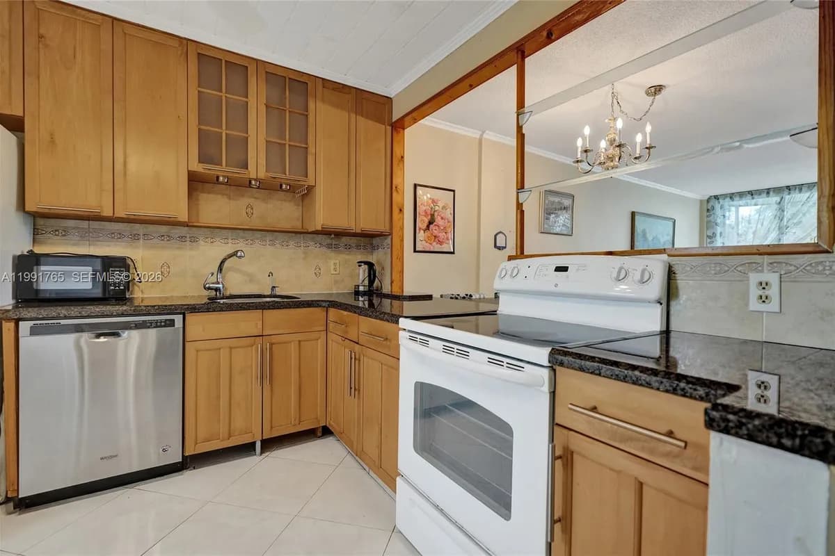 3181 S Ocean Dr # 305, Hallandale Beach FL 33009