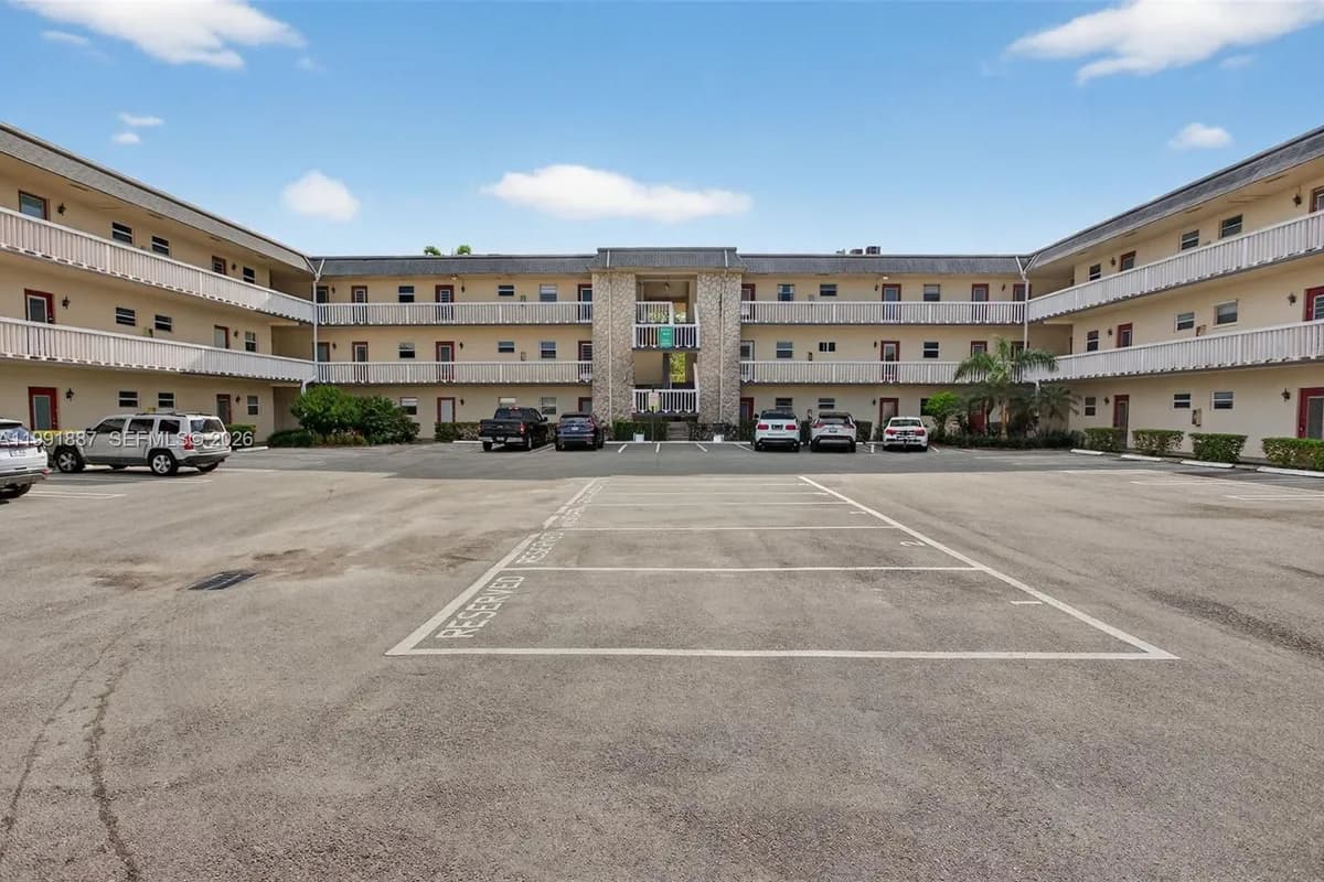 4299 NW 16th St # 310, Lauderhill FL 33313