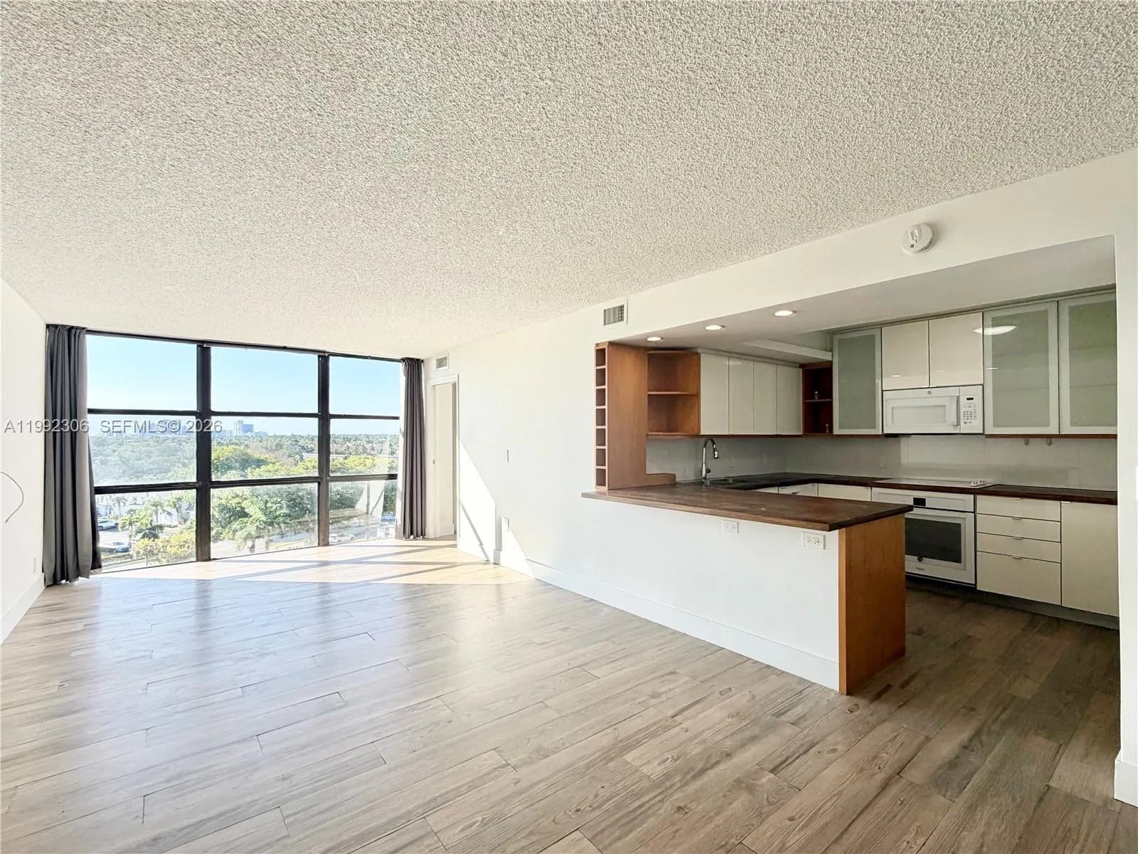 1000 Parkview Dr # 723, Hallandale Beach FL 33009