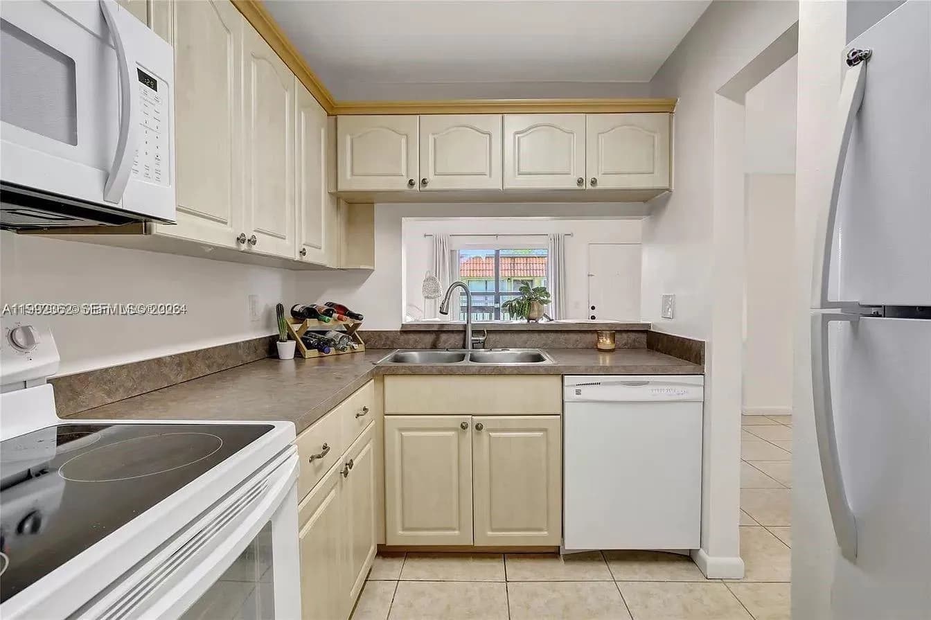 561 NW 100th Pl # 201, Pembroke Pines FL 33024